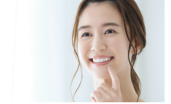 歯を見せて笑っている女性