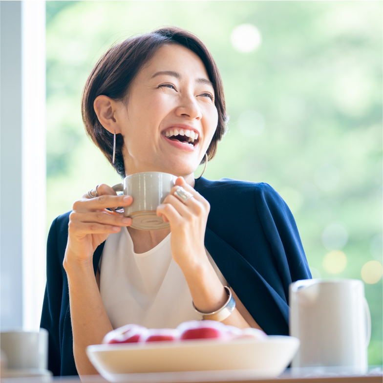 女性が笑っている写真
