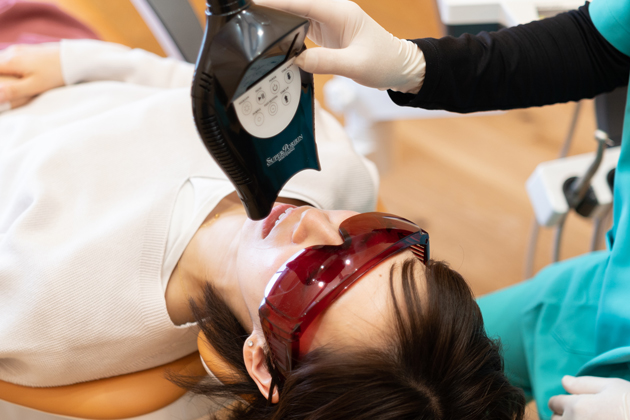 女性がホワイトニング治療を受けている